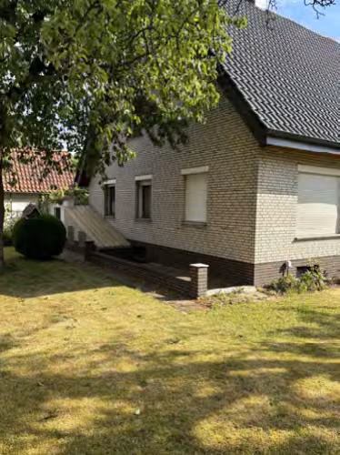 Zwangsversteigerung Einfamilienhaus in Bad Essen, Eielstädt – Süd-West-Ansicht des Wohnhauses mit Garten.