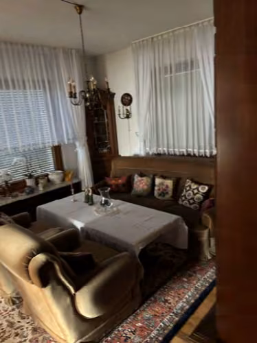 Zwangsversteigerung Einfamilienhaus in Bad Essen, Eielstädt – Wohnzimmer im Erdgeschoss mit großen Fenstern.