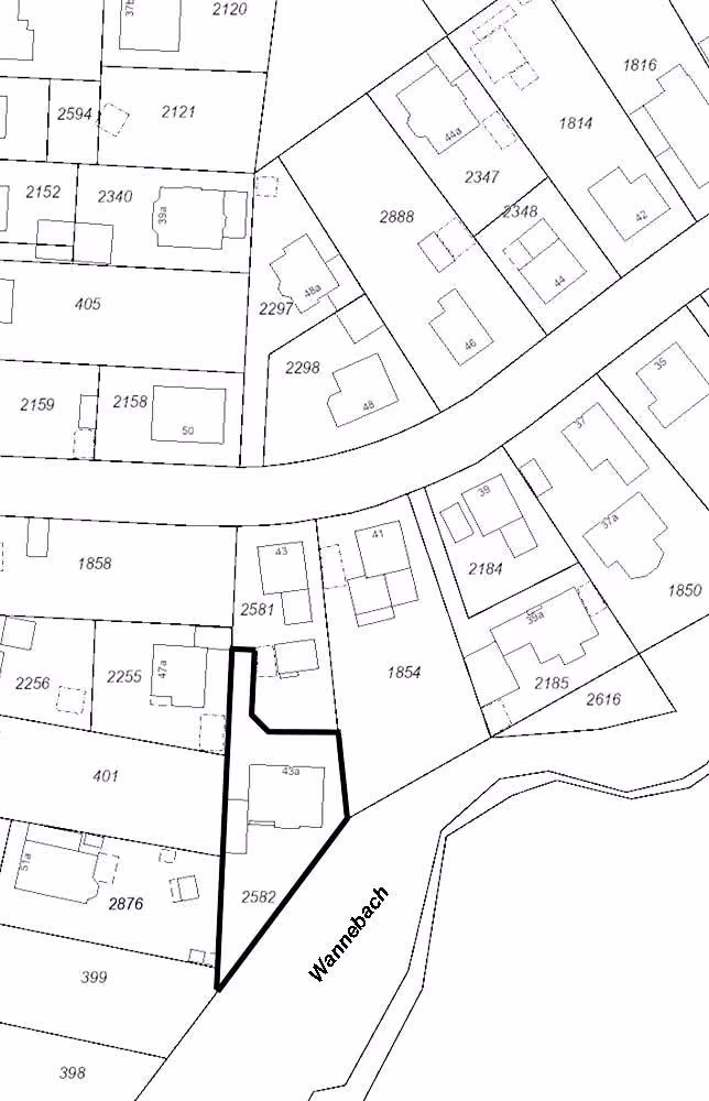 Zwangsversteigerung Einfamilienhaus in Menden – Lageplan des Flurstücks 2582 mit Zufahrt und Wannebach.