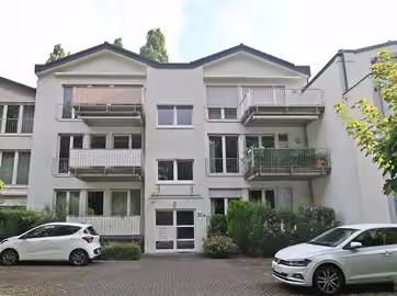 Zwangsversteigerung Eigentumswohnung in Bochum, Wattenscheid – Straßenansicht des Mehrfamilienhauses mit Balkonanlagen und Eingangsbereich