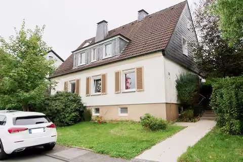 Zwangsversteigerung Einfamilienhaus in Schwelm – Ansicht der Straßenseite mit Hauseingang und gepflegter Vorgartenzuwegung.