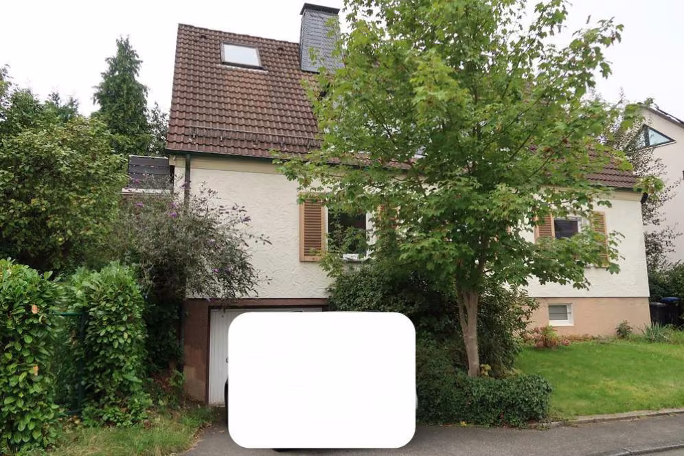 Zwangsversteigerung Einfamilienhaus in Schwelm – Straßenansicht mit Garagenzufahrt in das Untergeschoss des Einfamilienhauses.