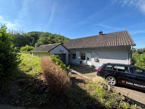 Zwangsversteigerung Einfamilienhaus in Altena, Dahle – Vorderansicht des Einfamilienhauses mit Zufahrt und Garage.