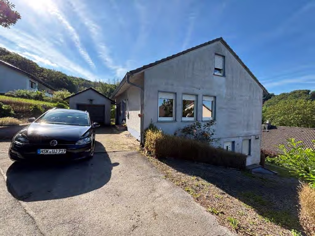 Zwangsversteigerung Einfamilienhaus in Altena, Dahle – Rechte Seitenansicht des Wohngebäudes.
