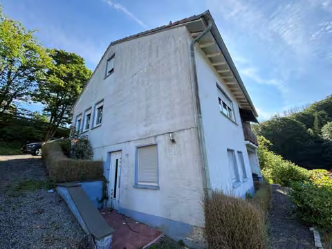 Zwangsversteigerung Einfamilienhaus in Altena, Dahle – Rückansicht und rechte Gebäudeseite mit Hanglage.