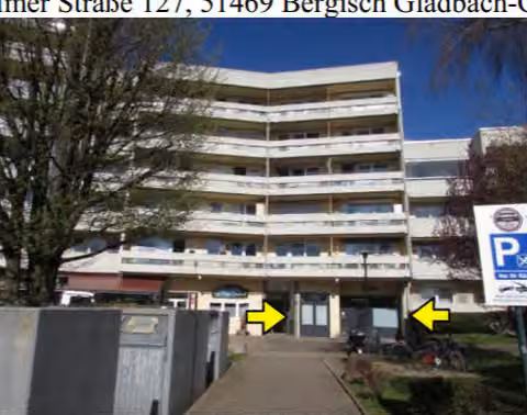 Zwangsversteigerung Büro in Bergisch Gladbach, Gronau – Außenansicht des Wohn- und Geschäftshauses Mülheimer Straße 127 mit Eingangsbereich.