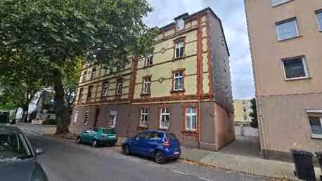 Zwangsversteigerung Mehrfamilienhaus in Gelsenkirchen, Rotthausen – Blick von der Saarbrücker Straße in die Hofzufahrt.