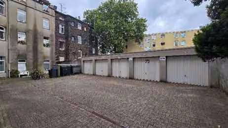 Zwangsversteigerung Mehrfamilienhaus in Gelsenkirchen, Rotthausen – Hofseitige Ansicht der Garagenanlage.