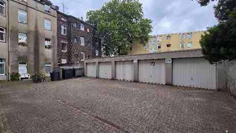 Zwangsversteigerung Mehrfamilienhaus in Gelsenkirchen, Rotthausen – Hofseitige Ansicht der Garagenanlage.