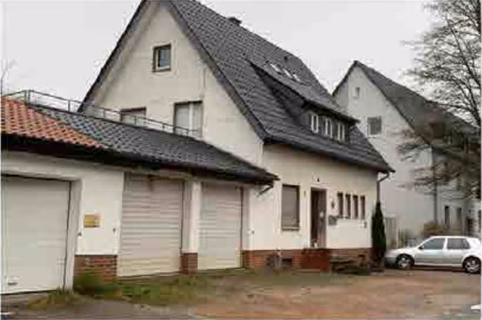 Zwangsversteigerung Einfamilienhaus in Rheda-Wiedenbrück, Rheda – Straßenseite und Zufahrt zur Garage aus südöstlicher Perspektive.