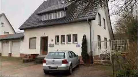 Zwangsversteigerung Einfamilienhaus in Rheda-Wiedenbrück, Rheda – Straßenansicht des Wohnhauses von Nordosten.