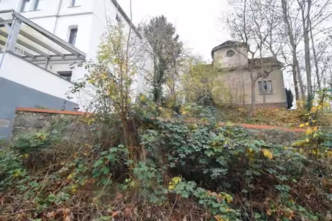 Zwangsversteigerung in Burg – Nachbarliche Bebauung und Geländeformation linksseitig.