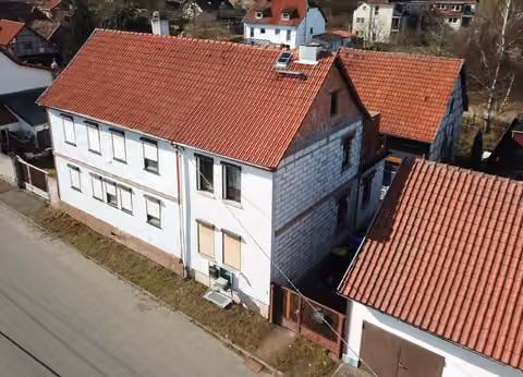Zwangsversteigerung Einfamilienhaus in Ohrdruf, Gräfenhain – Straßenansicht des freistehenden Einfamilienhauses mit Giebelseite.