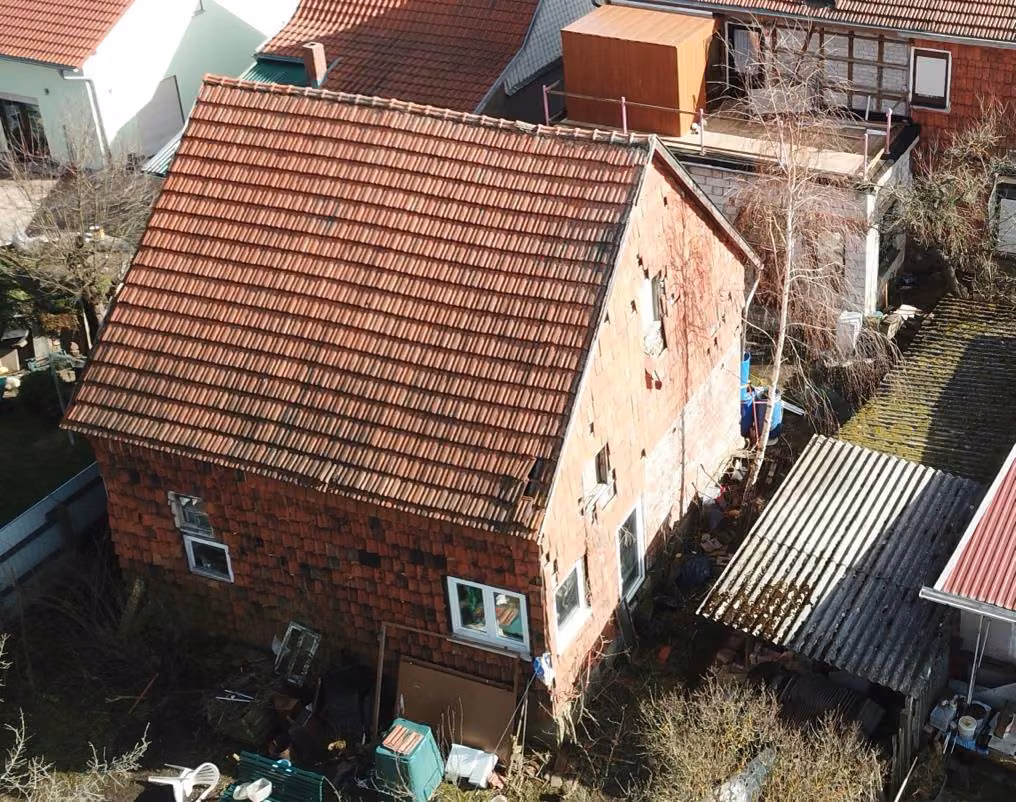 Zwangsversteigerung Einfamilienhaus in Ohrdruf, Gräfenhain – Ansicht der Scheune und des Nebengebäudes im Hofbereich.