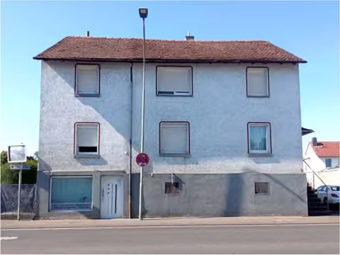 Zwangsversteigerung Zweifamilienhaus in Nidda – Straßenansicht des Zweifamilienhauses von Norden.