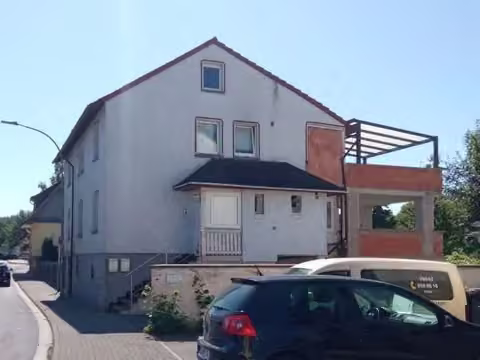 Zwangsversteigerung Zweifamilienhaus in Nidda – Hofseite von Westen mit Stellplatzbereich.