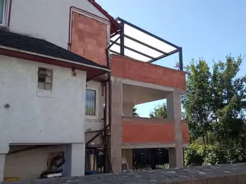 Zwangsversteigerung Zweifamilienhaus in Nidda – Detailaufnahme des noch unfertigen Balkonanbaus im Rohbauzustand.
