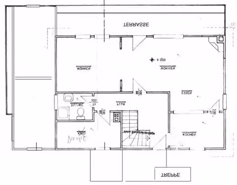 Zwangsversteigerung Einfamilienhaus in Hohenstein, Holzhausen über Aar – Grundriss des Obergeschosses mit Wohnbereich, Küche, Bad und Terrasse.