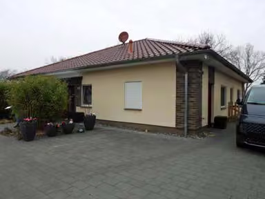 Zwangsversteigerung Einfamilienhaus in Frankenfeld, Bosse – Außenansicht des freistehenden Bungalows von Südosten mit gepflasterter Einfahrt.