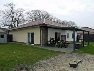 Zwangsversteigerung Einfamilienhaus in Frankenfeld, Bosse – Nordwestansicht des Hauses mit Gartenfläche und überdachter Terrasse.