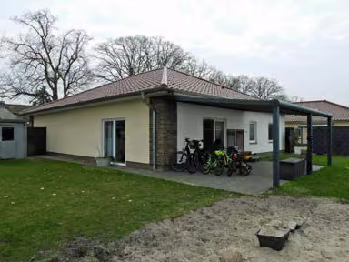 Zwangsversteigerung Einfamilienhaus in Frankenfeld, Bosse – Nordwestansicht des Hauses mit Gartenfläche und überdachter Terrasse.