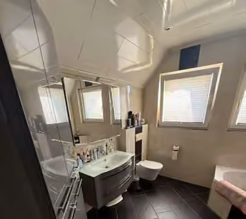 Zwangsversteigerung Zweifamilienhaus in Fürstenau – Modernisiertes Badezimmer in der Dachgeschosswohnung.
