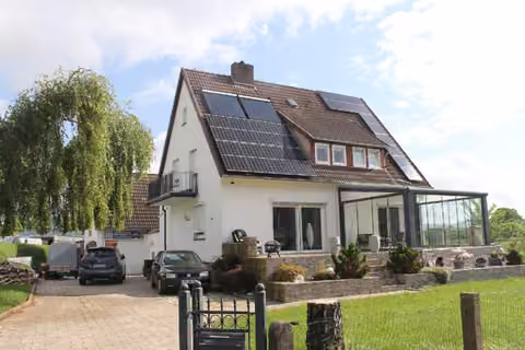 Zwangsversteigerung Einfamilienhaus in Hessisch Oldendorf, Kleinenwieden – Ansicht des Einfamilienhauses mit Wintergarten und Solarkollektoren aus südwestlicher Richtung