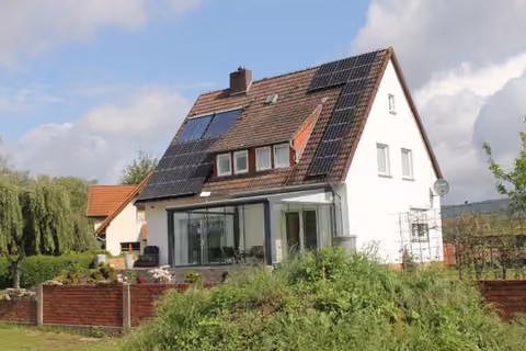 Zwangsversteigerung Einfamilienhaus in Hessisch Oldendorf, Kleinenwieden – Ansicht des Bewertungsobjekts aus südöstlicher Richtung mit Gartenbereich