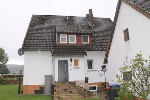 Zwangsversteigerung Einfamilienhaus in Hessisch Oldendorf, Kleinenwieden – Eingangsbereich und Nordansicht des Wohnhauses
