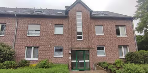 Zwangsversteigerung Eigentumswohnung in Wesel, Obrighoven – Straßenansicht der Wohnanlage Pastor-Schmitz-Straße 6.
