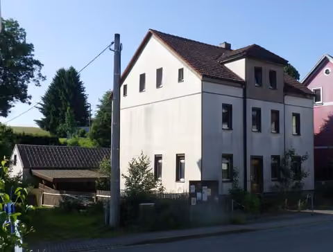 Zwangsversteigerung Wohn-/Geschäftshaus in Chemnitz, Wittgensdorf – Straßenansicht des Wohn- und Geschäftshauses von Nordwesten.