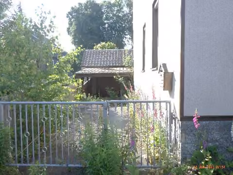 Zwangsversteigerung Wohn-/Geschäftshaus in Chemnitz, Wittgensdorf – Straßenansicht von Nordwesten mit Zufahrt.