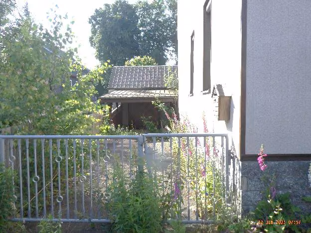 Zwangsversteigerung Wohn-/Geschäftshaus in Chemnitz, Wittgensdorf – Straßenansicht von Nordwesten mit Zufahrt.