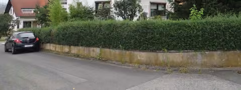 Zwangsversteigerung Eigentumswohnung in Lichtenfels, Trieb – Außenansicht des Wohnhauses Hofacker 2 von Südwesten.
