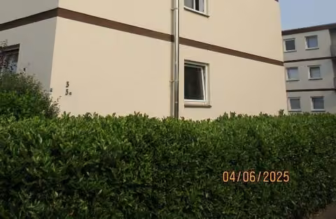 Zwangsversteigerung Eigentumswohnung in Nienburg/Weser – Nordansicht des Wohngebäudes mit Kennzeichnung der Wohnungslage im Erdgeschoss.