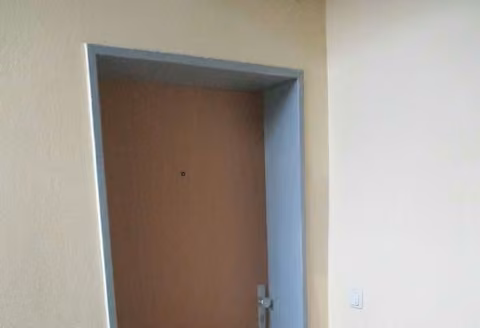 Zwangsversteigerung Eigentumswohnung in Nienburg/Weser – Detailaufnahme der Feuchtigkeitsschäden und des Schimmelbefalls im Bad.