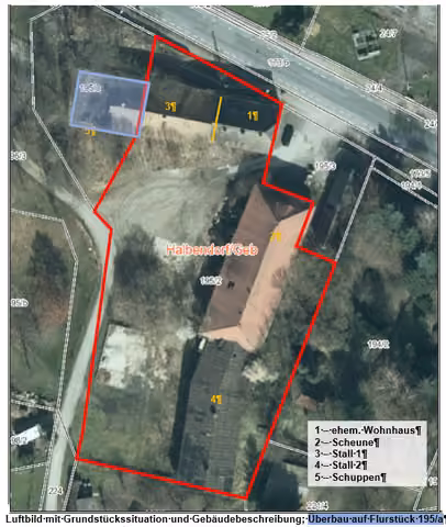 Zwangsversteigerung Wohn-/Geschäftshaus in Schirgiswalde-Kirschau, Halbendorf/Gebirge – Luftbild mit Grundstückssituation, Gebäudezuordnung und Überbaukennzeichnung.
