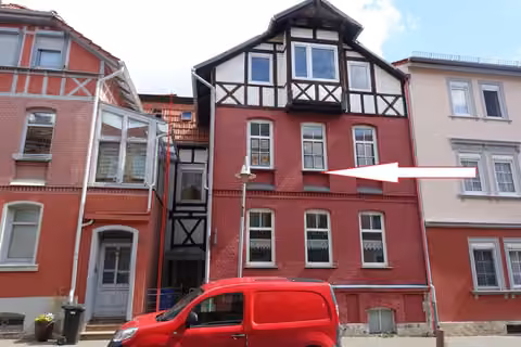 Zwangsversteigerung Mehrfamilienhaus in Mühlhausen – Straßenseitige Außenansicht des Mehrfamilienhauses Alter Blobach 31.