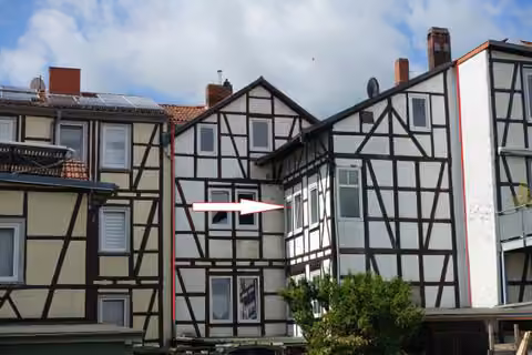 Zwangsversteigerung Mehrfamilienhaus in Mühlhausen – Rückwärtige Gebäudeansicht von Nordosten mit Fachwerkfassade.