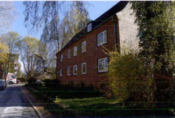 Zwangsversteigerung Mehrfamilienhaus in Itzehoe – Straßenansicht Eckenerweg 30 von Süd.