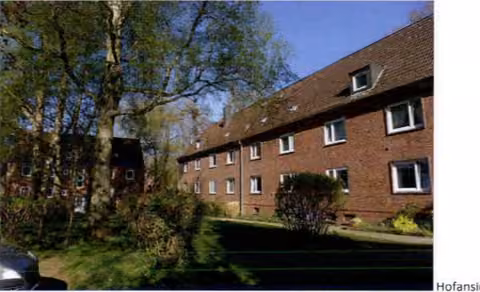 Zwangsversteigerung Mehrfamilienhaus in Itzehoe – Hofansicht beider Gebäude mit Gartenanlage.