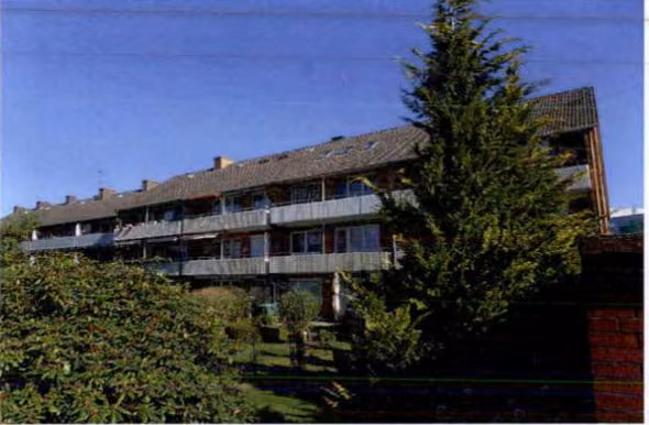 Zwangsversteigerung Mehrfamilienhaus in Itzehoe, Sude – Rückwärtige Ansicht mit Loggien, Terrassen und Gartenbereich.
