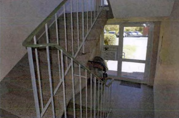 Zwangsversteigerung Mehrfamilienhaus in Itzehoe, Sude – Eingangsbereich und Treppenhaus des Mehrfamilienhauses.