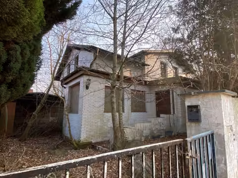 Zwangsversteigerung Gewerbe in Scharbeutz, Pönitz – Außenansicht des Vorderhauses von der Straßenseite.