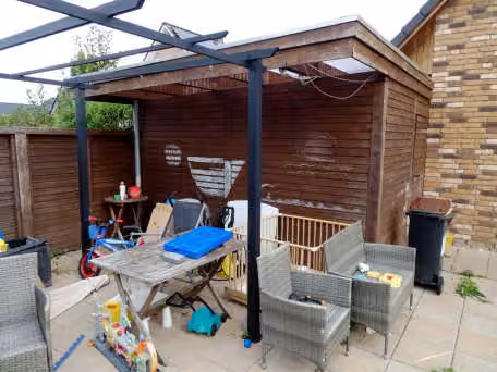 Zwangsversteigerung Eigentumswohnung in Geesthacht – Carport und Abstellbereich auf dem Grundstück.
