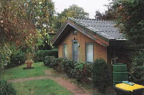 Zwangsversteigerung in Nehms, Grönwohld – Nordostansicht und Eingangsbereich des freistehenden Wochenendhauses mit Vorgarten.
