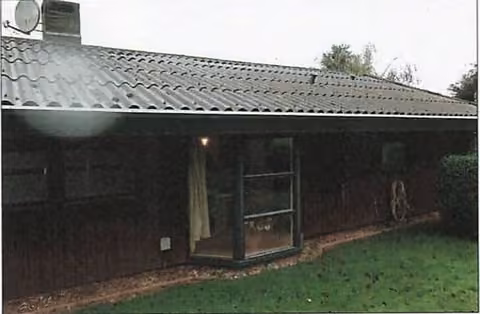 Zwangsversteigerung in Nehms, Grönwohld – Südostansicht des Ferienhauses mit Satteldach und Holzfassade.