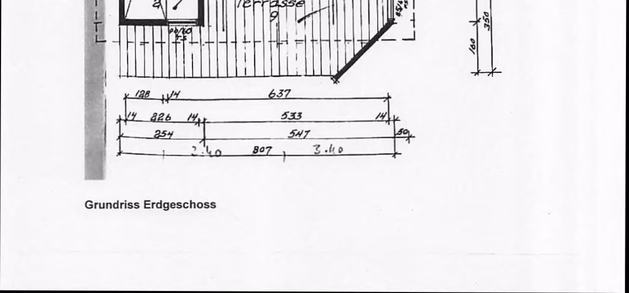 Zwangsversteigerung in Nehms, Grönwohld – Grundriss des Erdgeschosses mit Raumaufteilung und Terrassenbereich.
