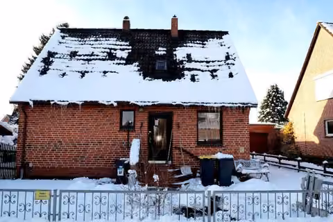 Zwangsversteigerung Einfamilienhaus in Lauenburg/Elbe – Straßen- und Ostansicht des Wohnhauses.