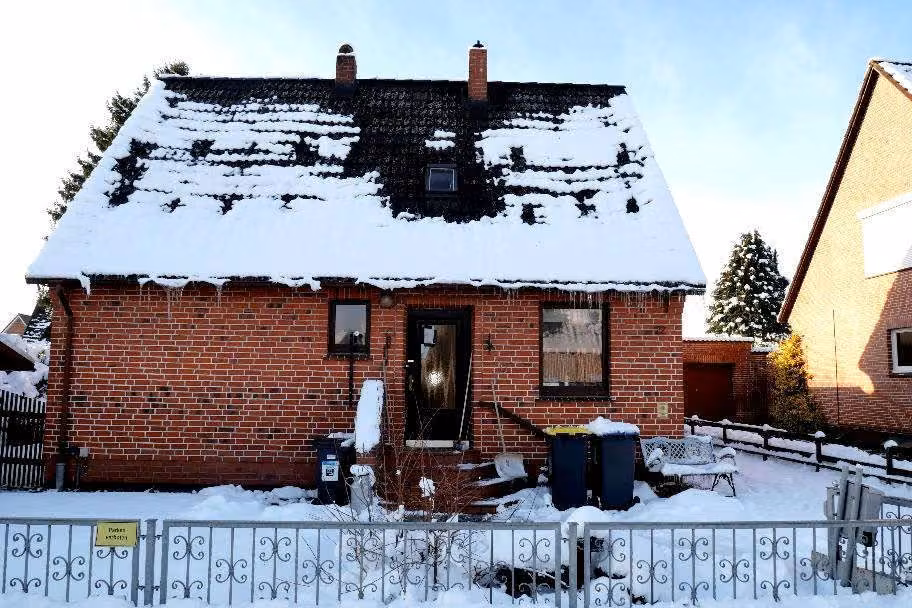 Zwangsversteigerung Einfamilienhaus in Lauenburg/Elbe – Straßen- und Ostansicht des Wohnhauses.